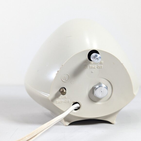 Vintage 1950s Triangular Ingraham electric alarm clock (wired) White pearl face - Picture 4 of 12